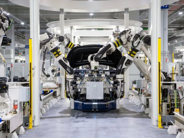 Línea de ensamble automotriz con robots industriales